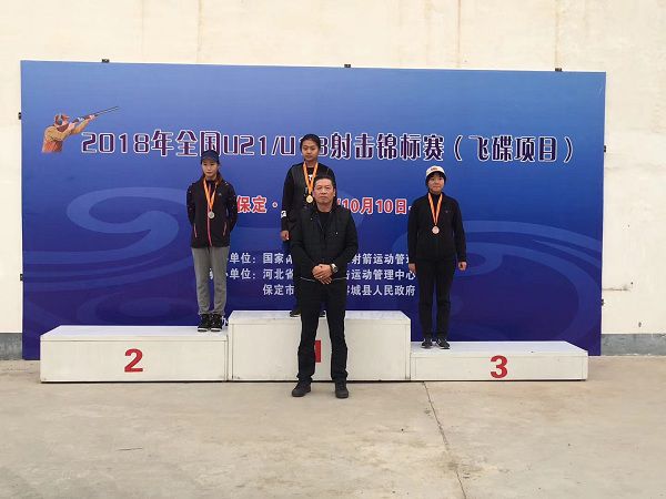 射击中心副主任张胜阁为获奖运动员颁奖.jpg