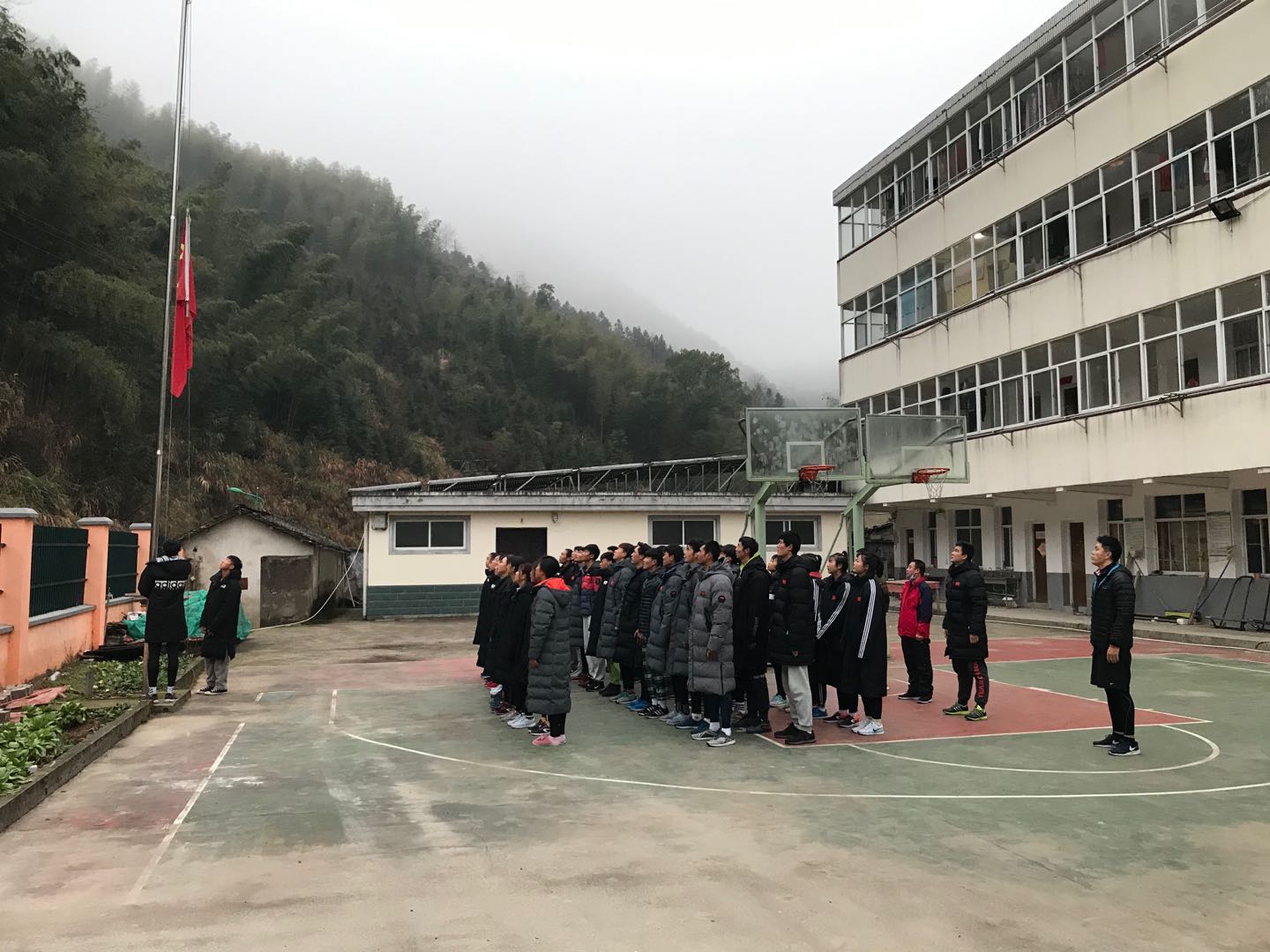 赛艇队每周一升旗.jpg